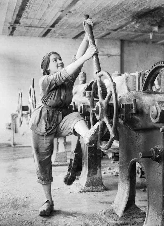 Исторические фото, на которых девушки работают на одном уровне с мужчинами