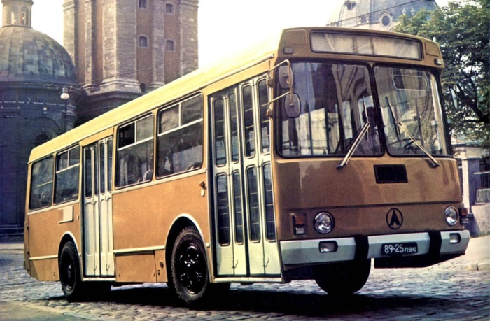 Почему в СССР городские автобусы красили в ярко-желтый