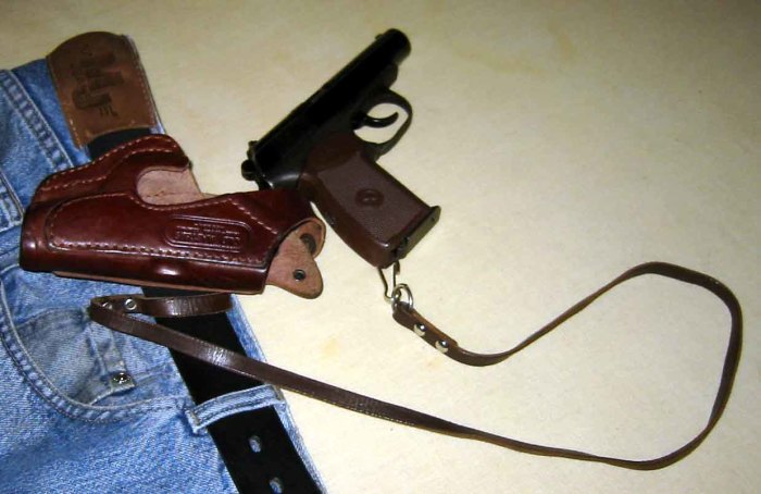 Для чего полицейские привязывают пистолет к кобуре