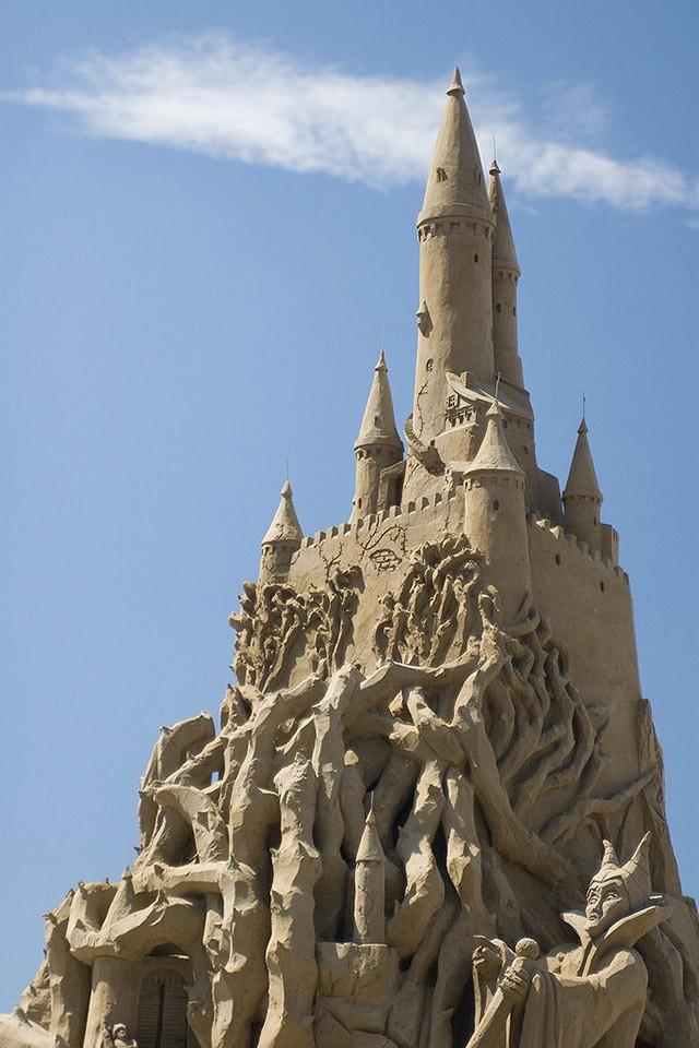 Поражающие воображение скульптуры и замки из песка