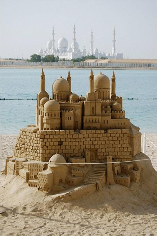 Поражающие воображение скульптуры и замки из песка