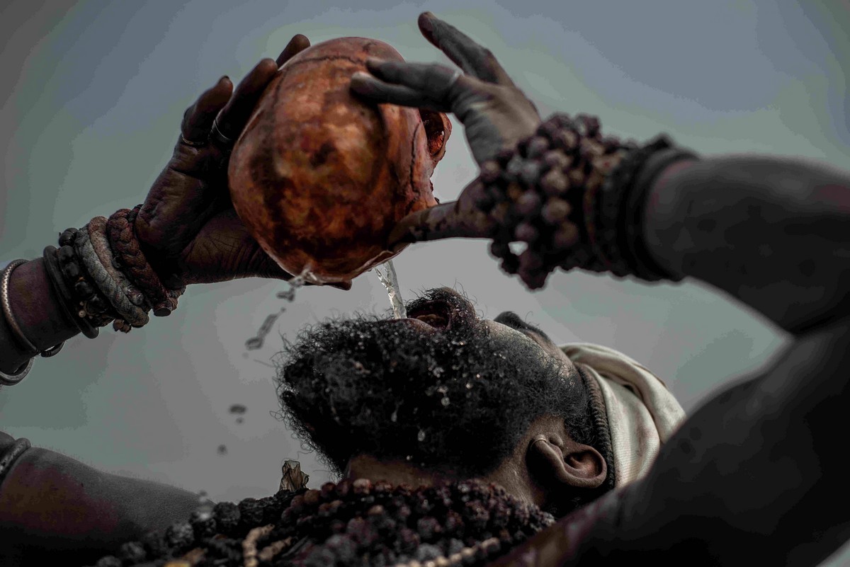 Члены секты Агхори пьют из черепов и едят человеческую плоть