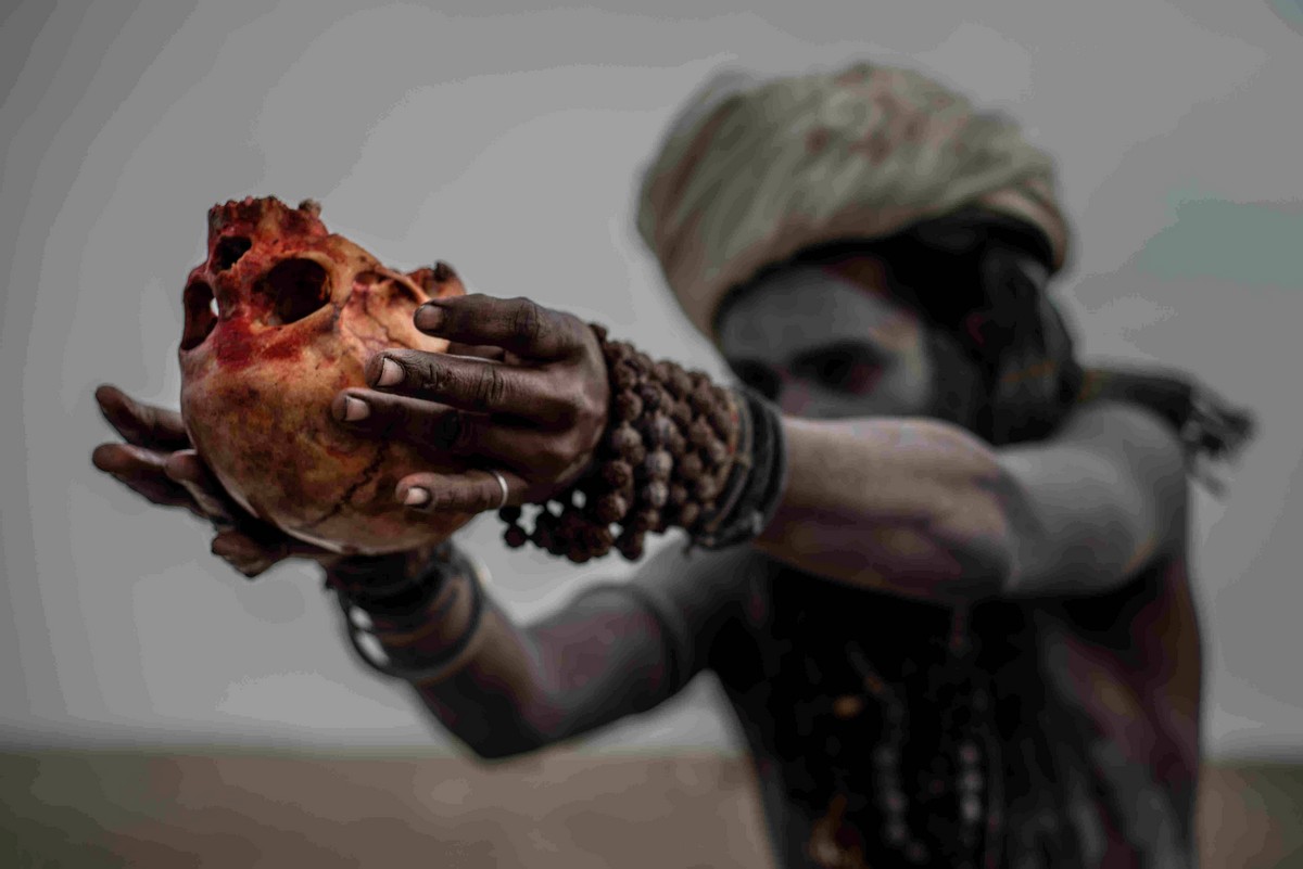 Члены секты Агхори пьют из черепов и едят человеческую плоть