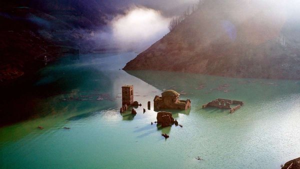 В Италии планируют осушить озеро, чтобы показать туристам средневековую деревню