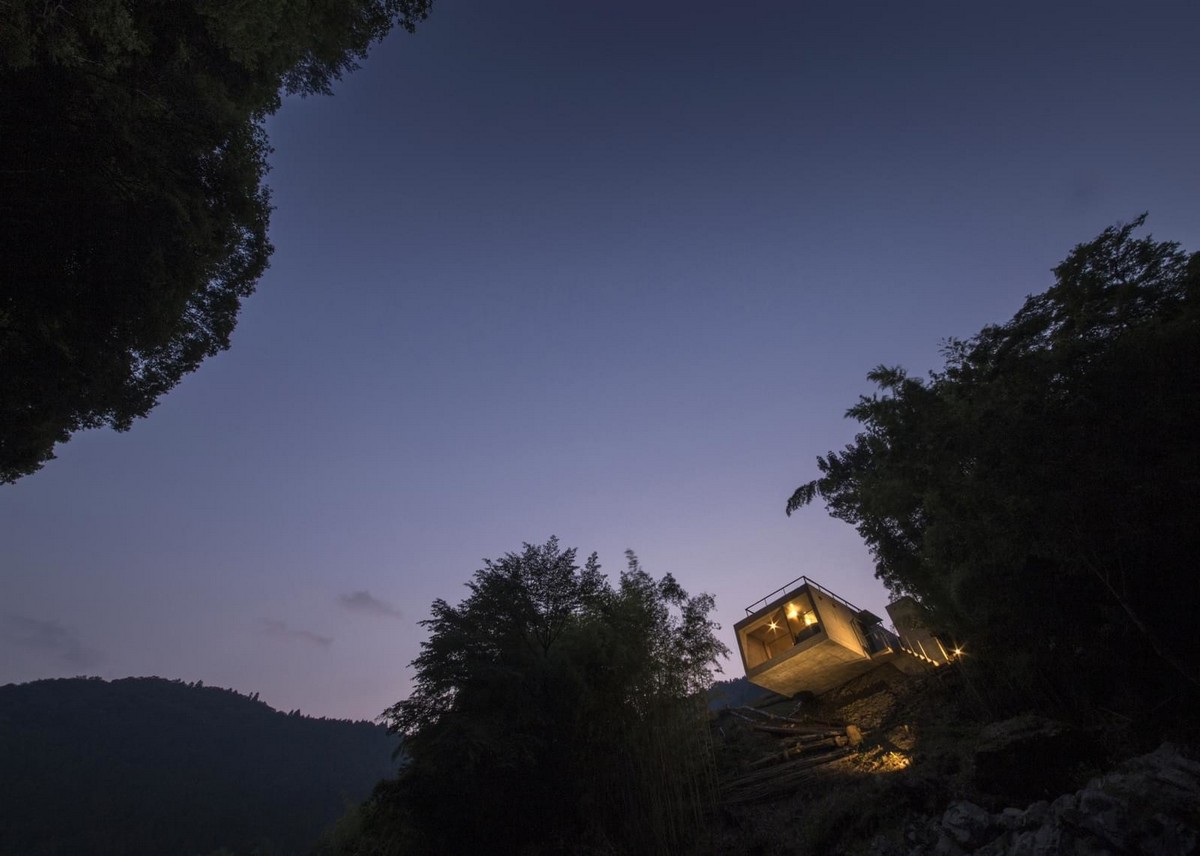 Частный дом на краю горного обрыва в Японии