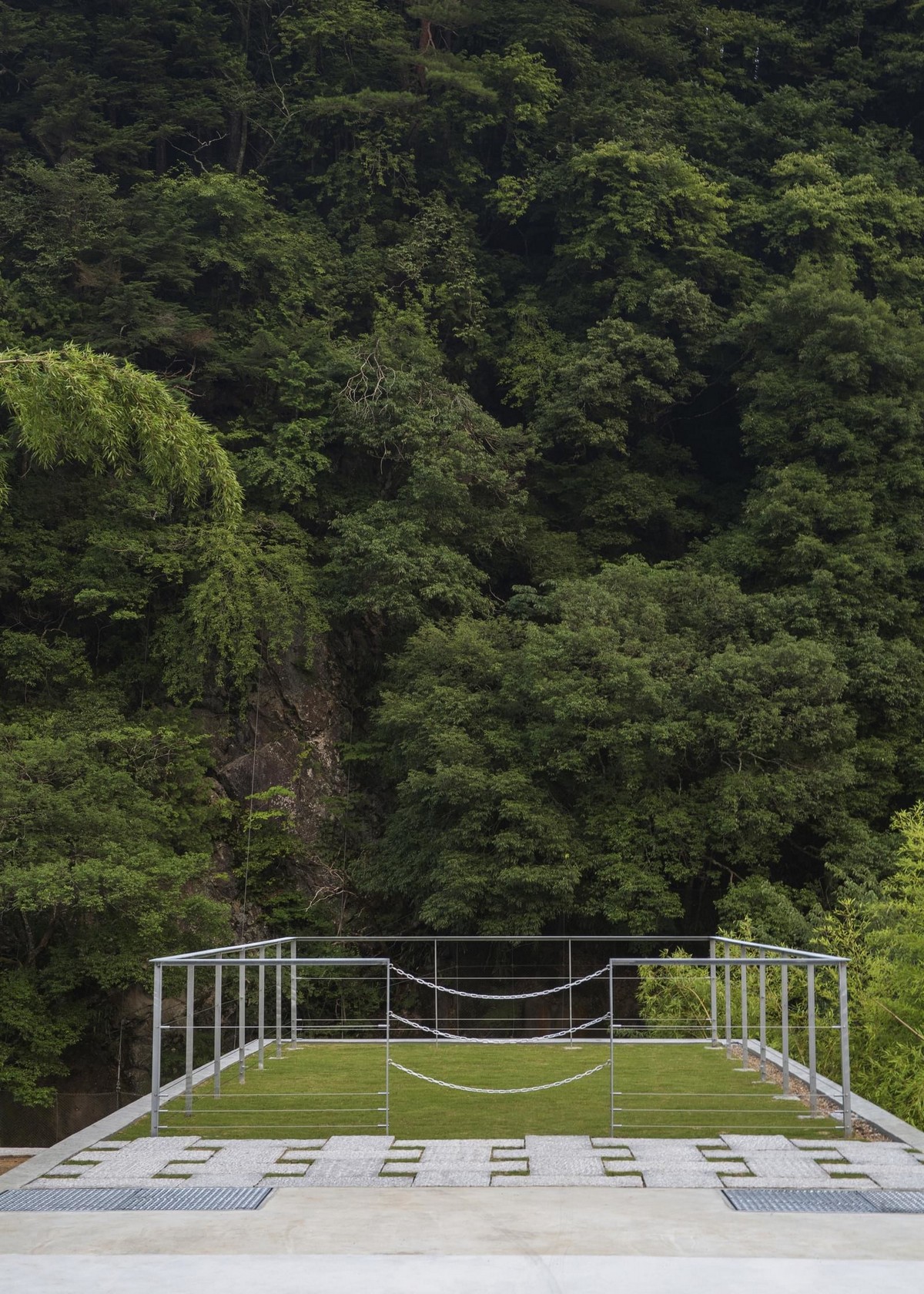 Частный дом на краю горного обрыва в Японии Картинки и фото