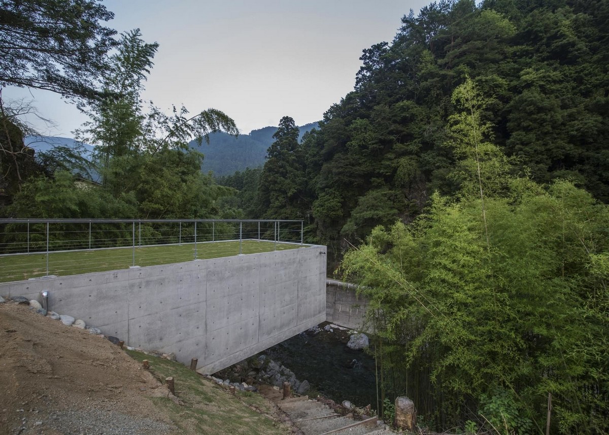 Частный дом на краю горного обрыва в Японии Картинки и фото