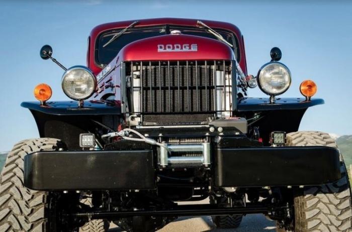 Крутой 70-летний Dodge Power Wagon с мощным двигателем