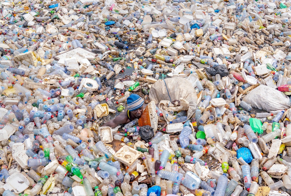 Сборщики пластиковых отходов и грязная лагуна в Гане