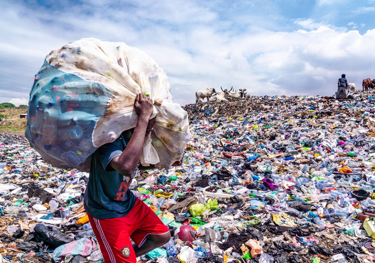 Сборщики пластиковых отходов и грязная лагуна в Гане