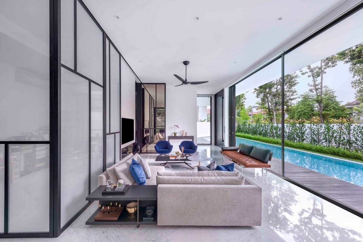 Стильный семейный дом в Сингапуре интерьер, особенно, участка, формы, панели, длине, хозяев, помещения, части, дверями, спальня, этаже, раздвижные, комнаты, спальни, спроектированы, которые, главная, лестница, стиле