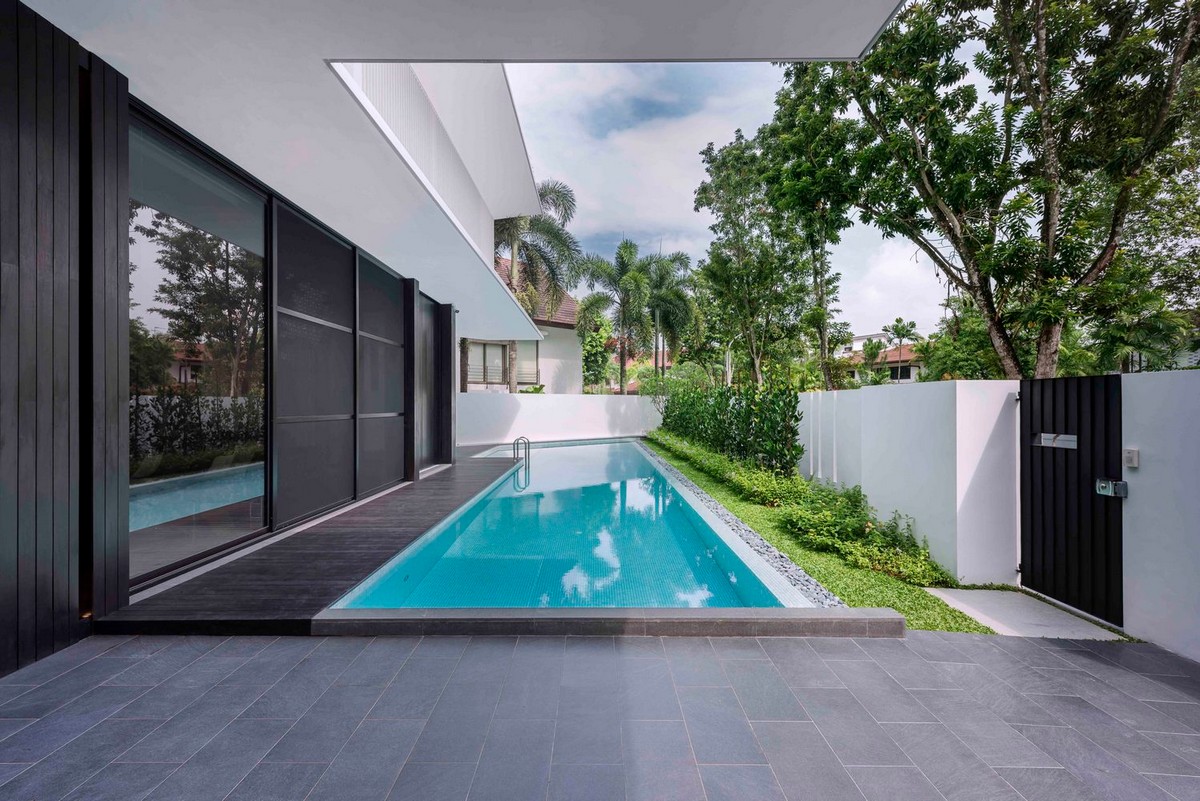Стильный семейный дом в Сингапуре интерьер, особенно, участка, формы, панели, длине, хозяев, помещения, части, дверями, спальня, этаже, раздвижные, комнаты, спальни, спроектированы, которые, главная, лестница, стиле