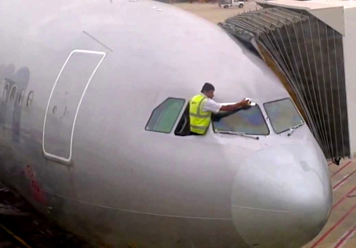 На самом ли деле скотчем ремонтируют самолеты