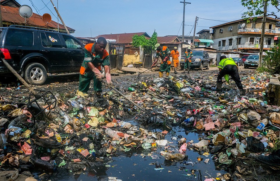 Целый район города в Нигерии оказался завален слоем мусора