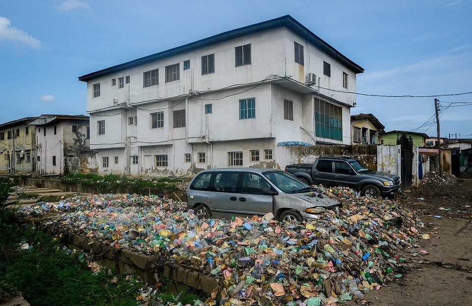 Целый район города в Нигерии оказался завален слоем мусора