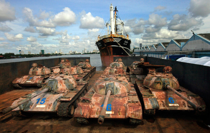 Зачем власти Таиланда топят в океане множество танков