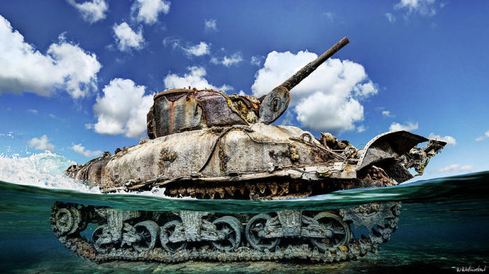 Зачем власти Таиланда топят в океане множество танков