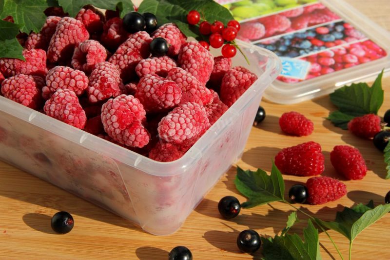 Как правильно заморозить ягоды и фрукты