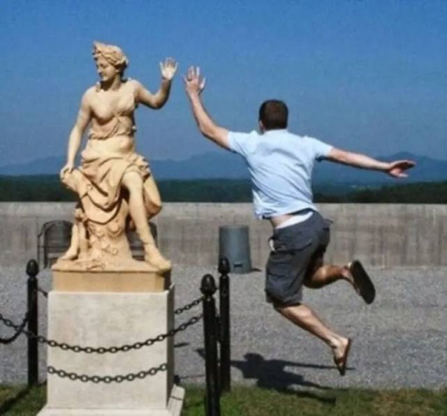 Забавные снимки с памятниками и статуями