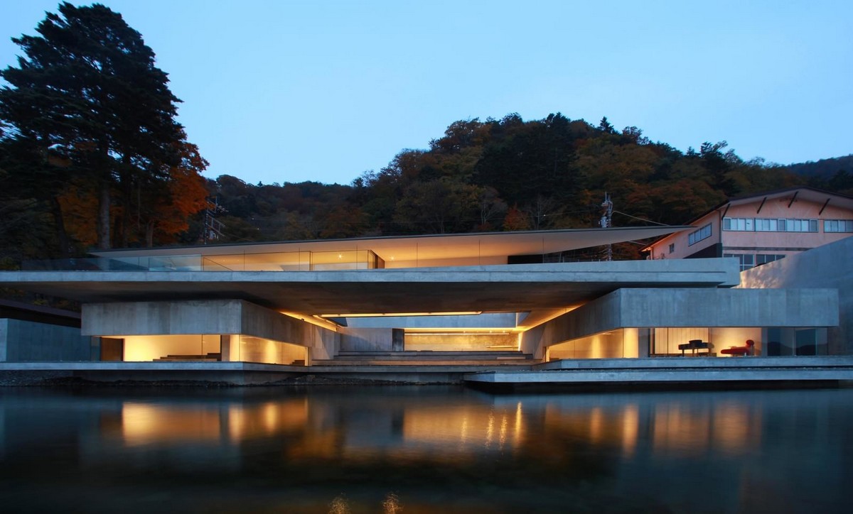 Частный дом на берегу озера в Японии