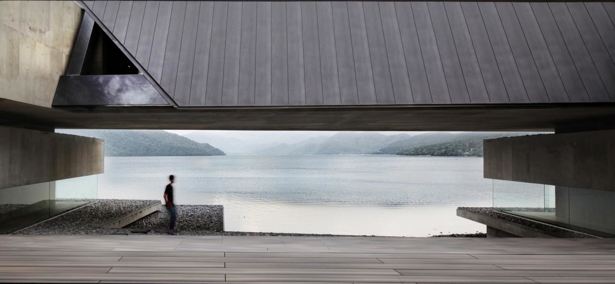 Частный дом на берегу озера в Японии Картинки и фото