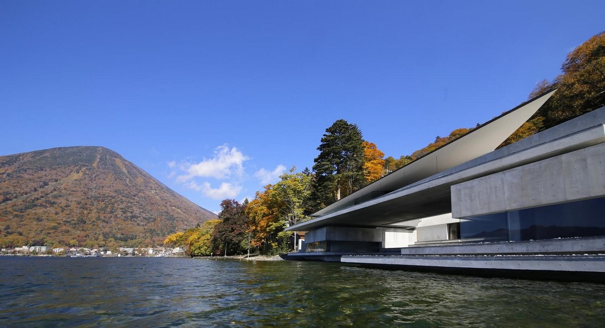 Частный дом на берегу озера в Японии Картинки и фото
