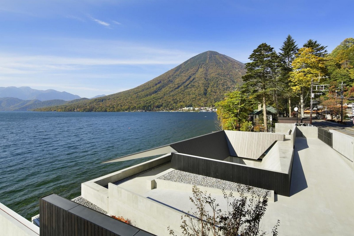 Частный дом на берегу озера в Японии