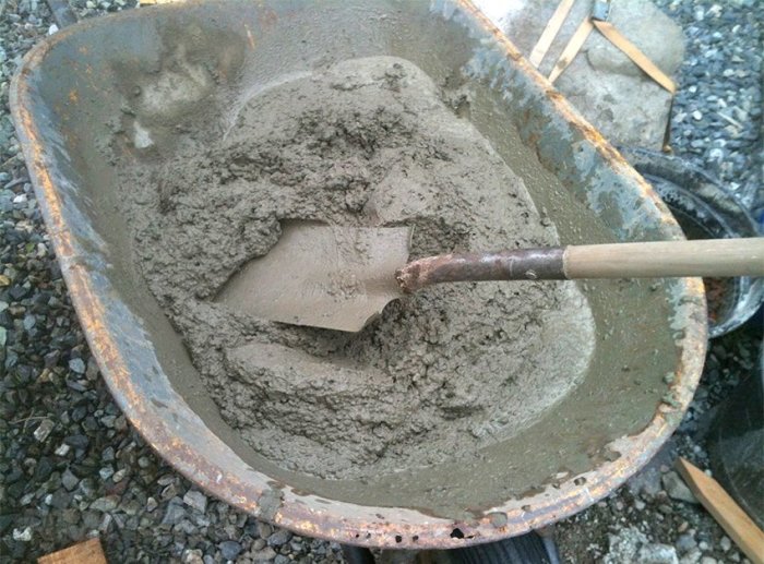 Полезная хитрость поможет при замешивании бетона руками