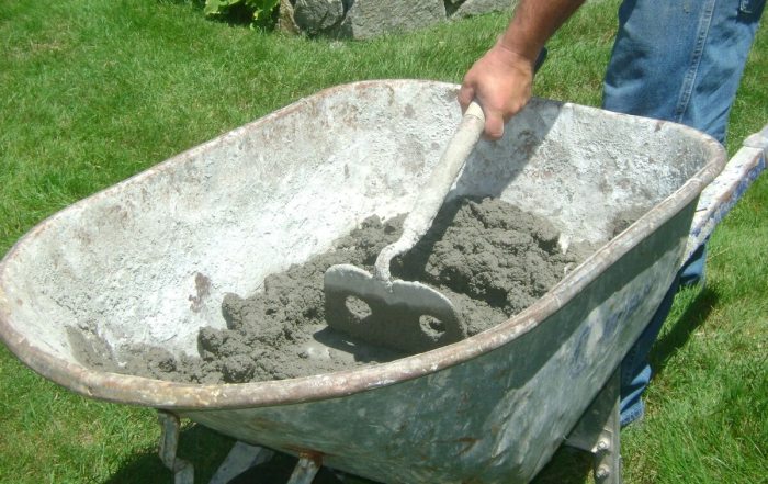 Полезная хитрость поможет при замешивании бетона руками
