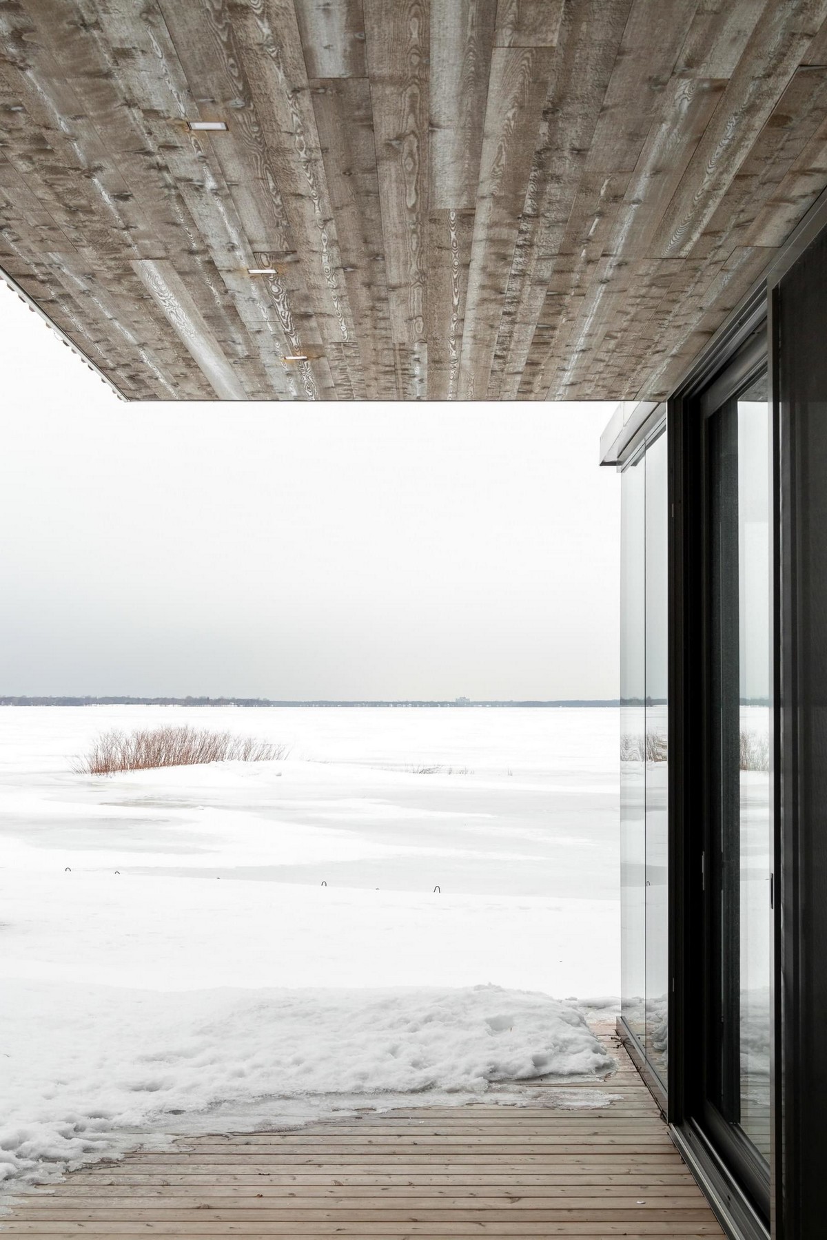 Частный дом на берегу озера в Канаде