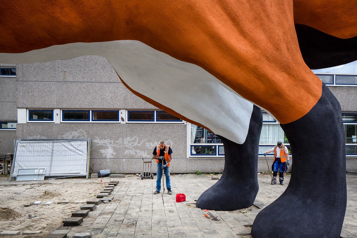 Гигантская лиса с пластиковым пакетом появилась в Роттердаме