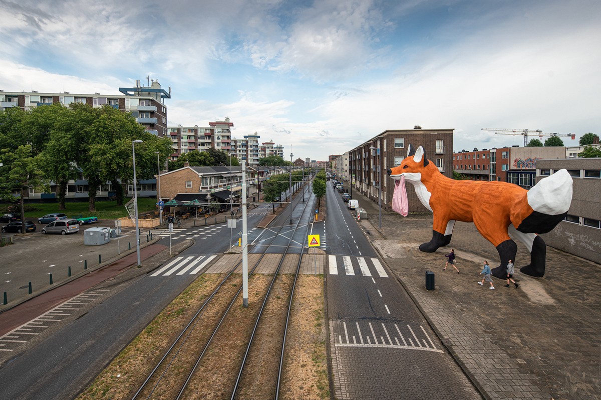 Гигантская лиса с пластиковым пакетом появилась в Роттердаме