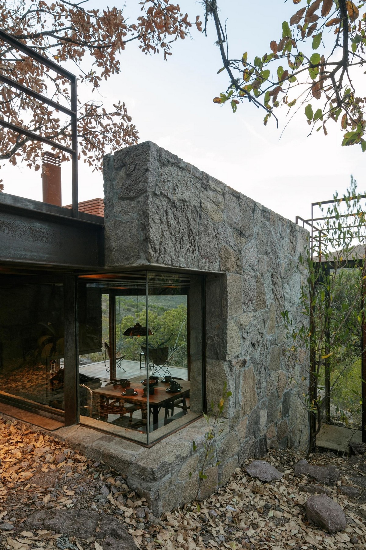 Частный дом из камня, стекла и стали в Мексике