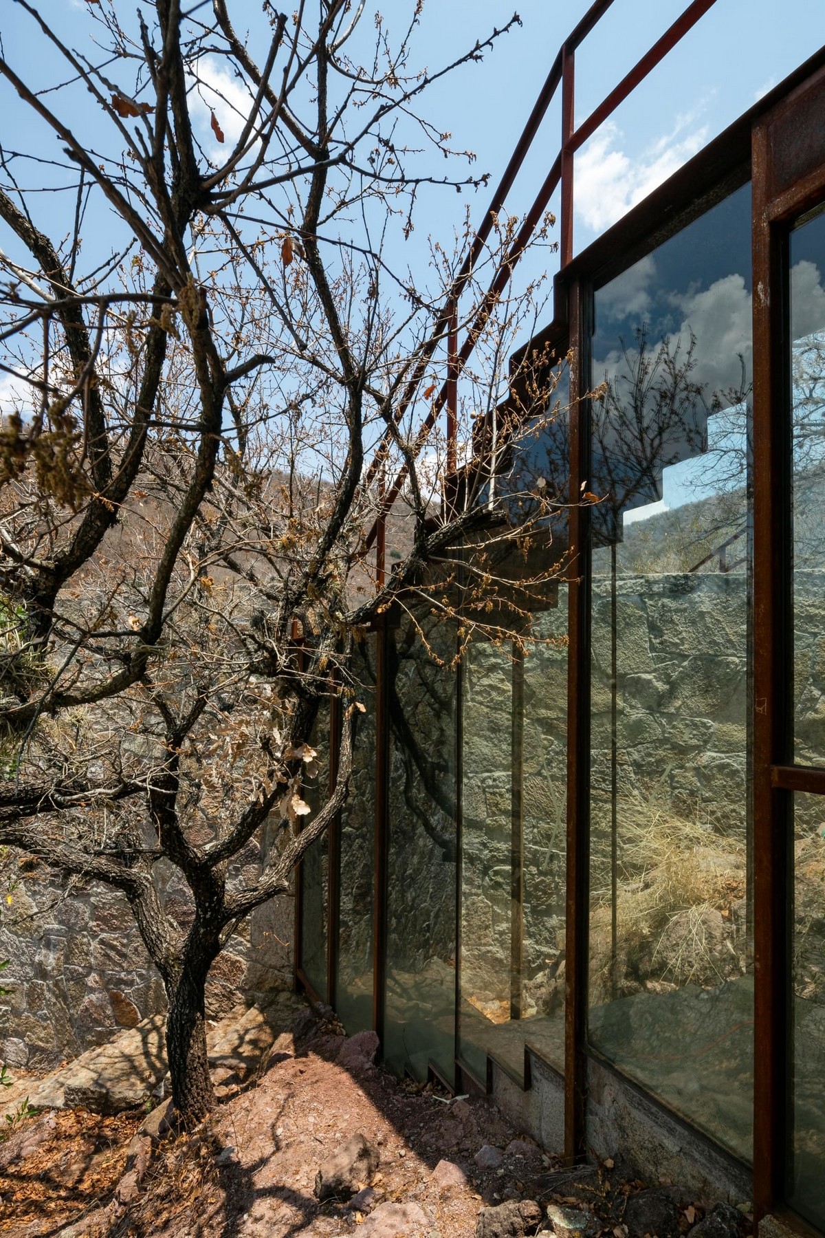 Частный дом из камня, стекла и стали в Мексике Картинки и фото