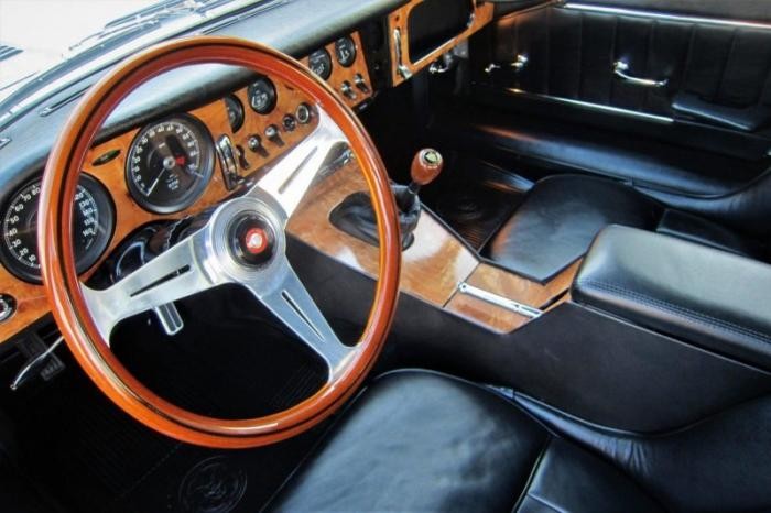 Рестомод Jaguar XKE 1964 года в стиле автомобилей Джеймса Бонда