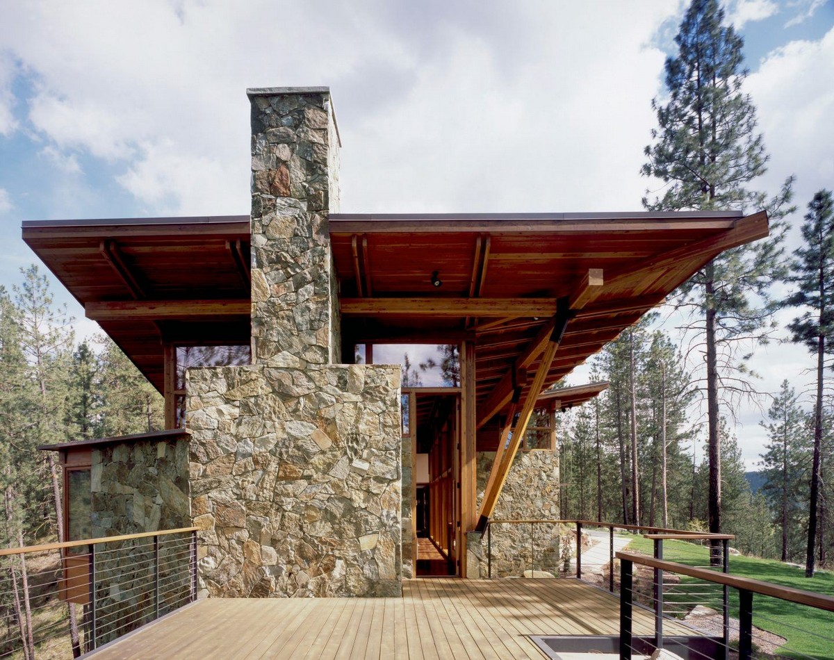 Лесной деревянный дом на холме в США
