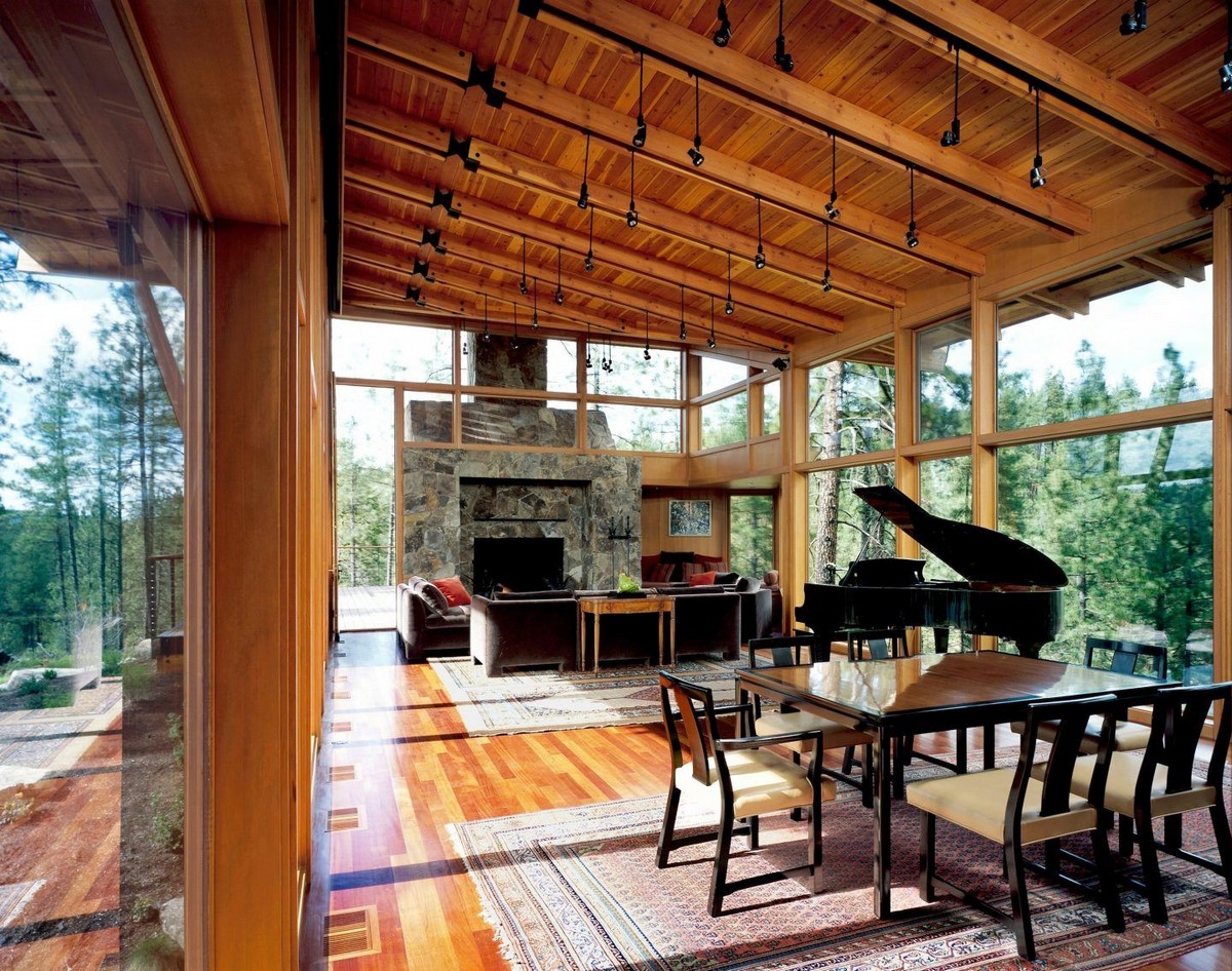 Лесной деревянный дом на холме в США