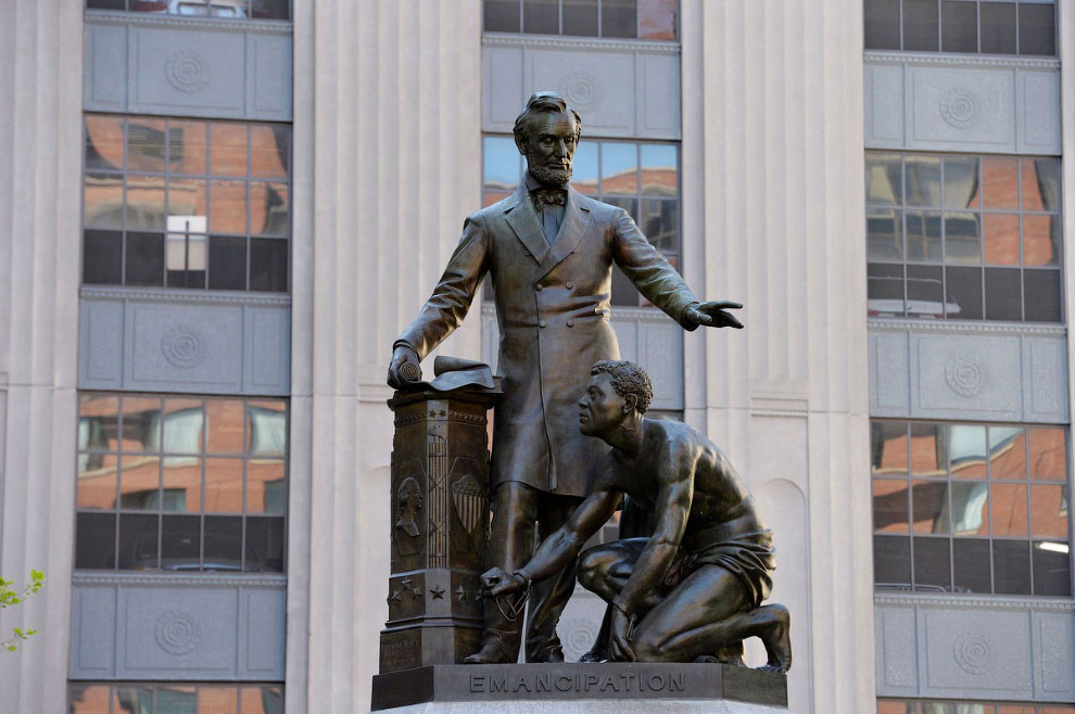 Как сносят статуи и памятники в США