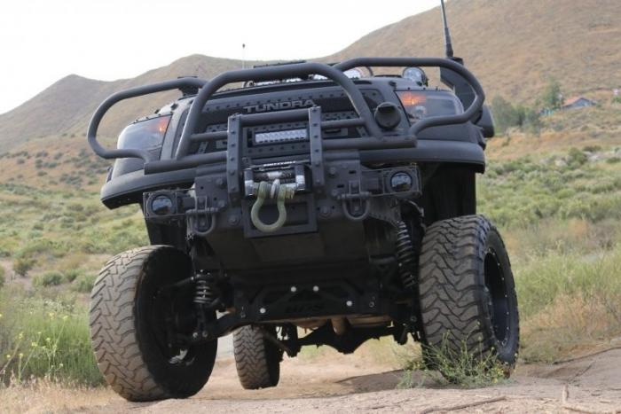 Пикап Toyota Tundra, способный пережить зомби-апокалипсис
