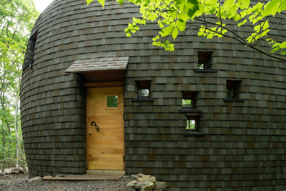 Необычный лесной домик-раковина в Японии
