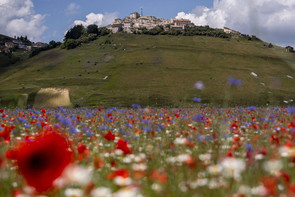 Кастеллуччо - прогулка по разноцветной долине Италии