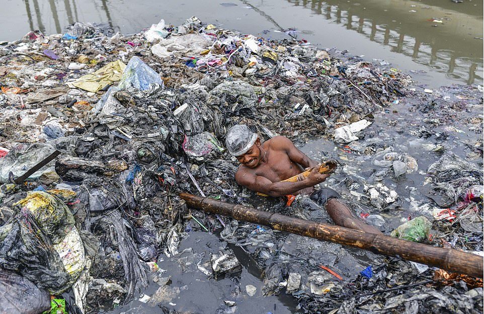 Грязная работа чистильщиков каналов в Бангладеш