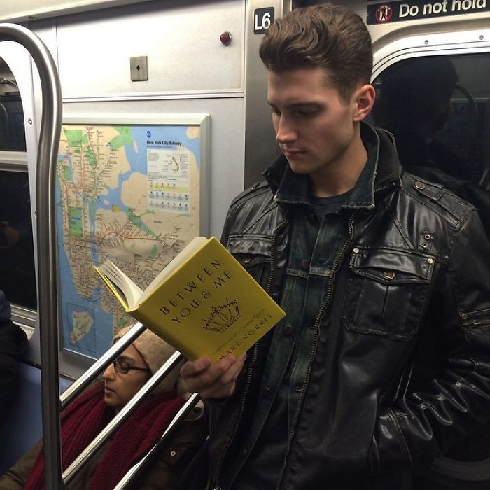 Аккаунт в Instagram, который посвящён читающим парням