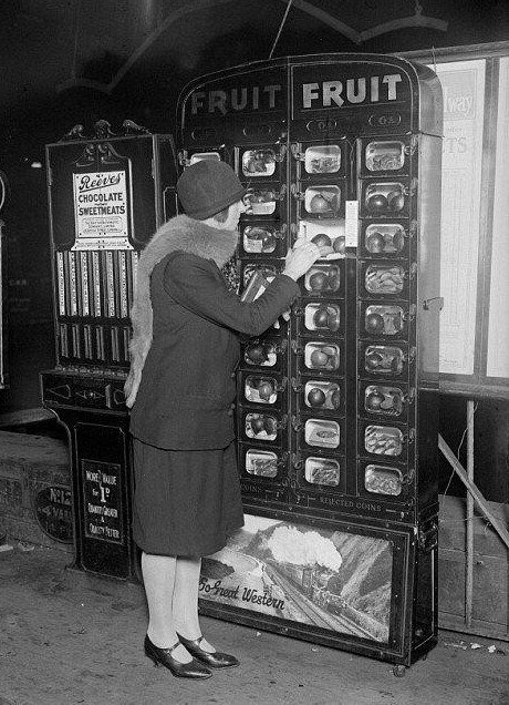 Автоматы по продаже разных интересных товаров из прошлого
