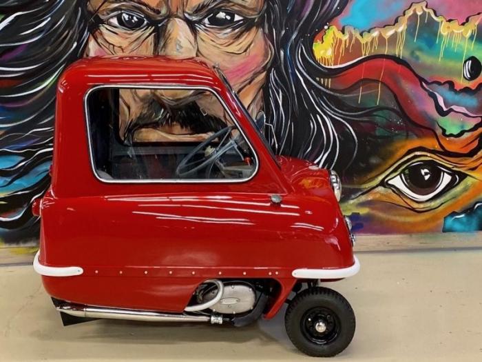 Отреставрированный трехколесный микроавтомобиль Peel P50