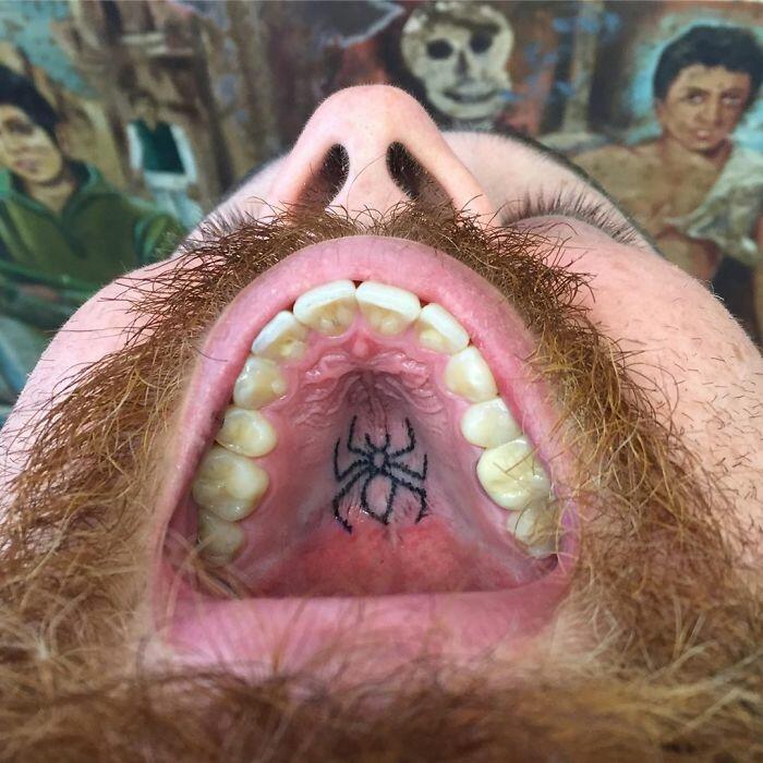 Бельгийский тату-художник делает скрытые татуировки на дёснах и нёбе
