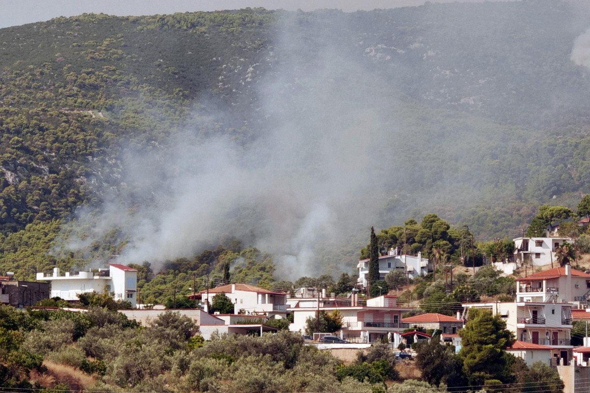 Мощные лесные пожары на юге Греции