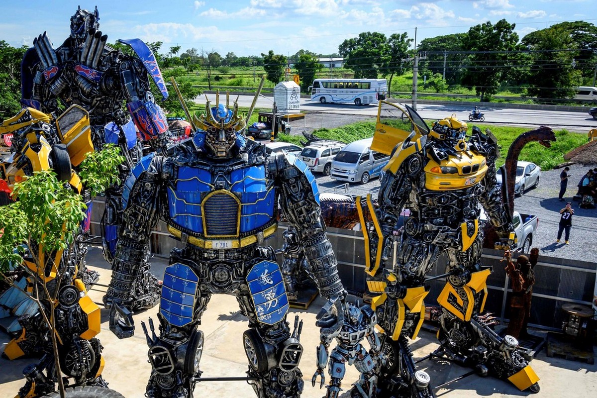 Музей гигантских роботов из металлолома в Таиланде