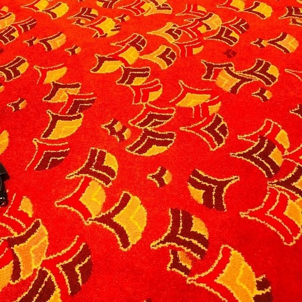 Необычный инстаграм-аккаунт, посвященный ковровым покрытиям из отелей