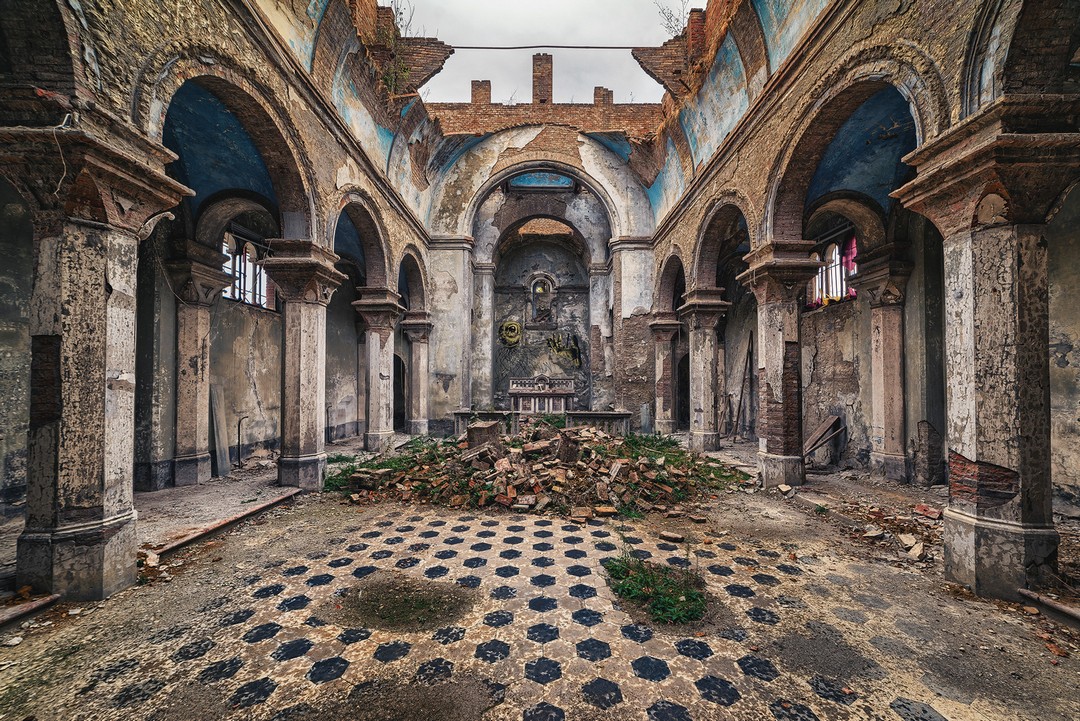 Скрытая красота заброшенных зданий на снимках Маттиаса Хакера